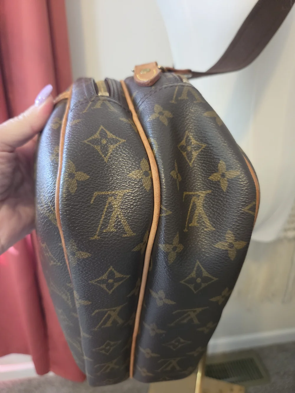 AUTHENTIC LOUIS VUITTON REPORTER BAG WITH COA